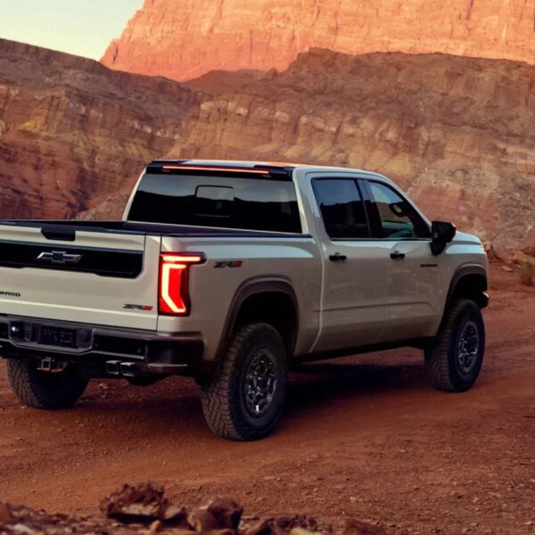 Silverado ZR2 2027: багі-рейсер у стилі Cadillac