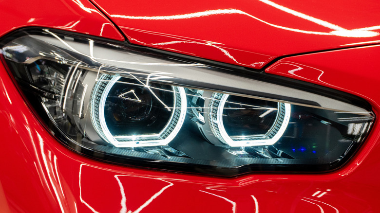 Фари червоного спортивного автомобіля BMW.