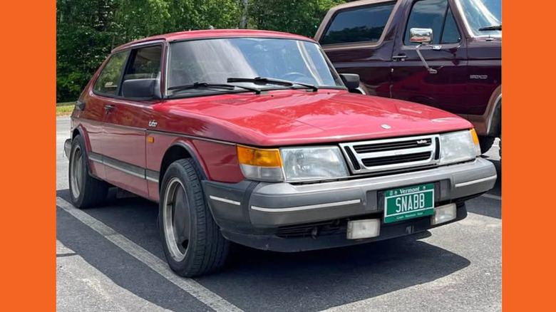 Червоний Saab 900 Turbo хетчбек