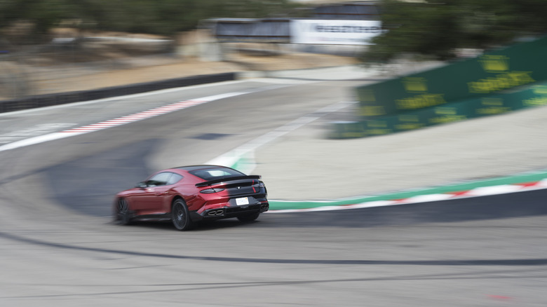 Червоний і чорний Bentley Supersports 2027 року їде вниз по Corkscrew