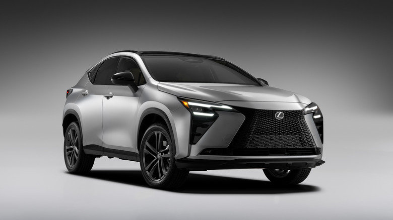 Передній тричетвертний вид Lexus NX 2027 року.