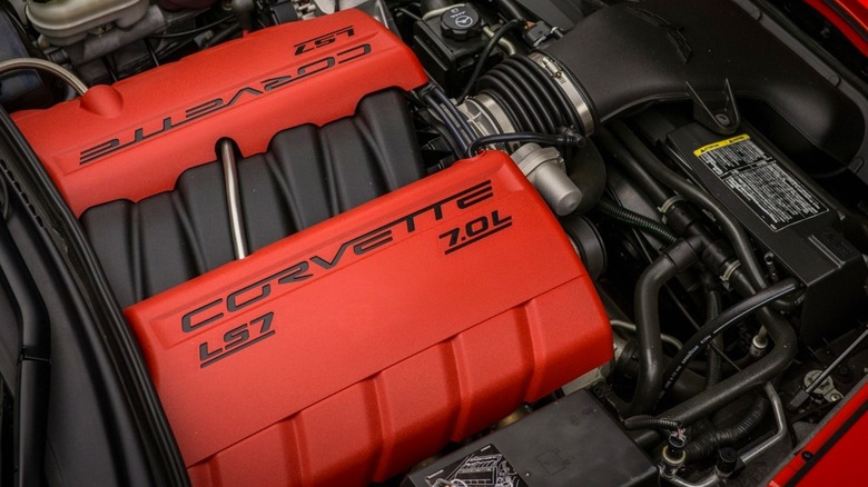 Капот Chevrolet Corvette C5 Z06 з відкритим 7,0-літровим двигуном LS7 V8