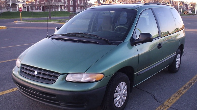 Зелений Plymouth Voyager 1997-2000 років, сфотографований у Доллар-дез-Ормо, Квебек, Канада, на Auto classique Jukebox Burgers.