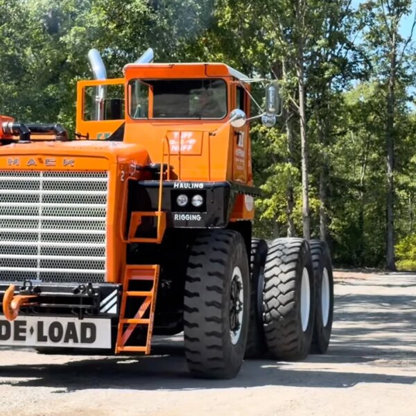 Найбільша вантажівка Mack у світі знову на ходу після реставрації