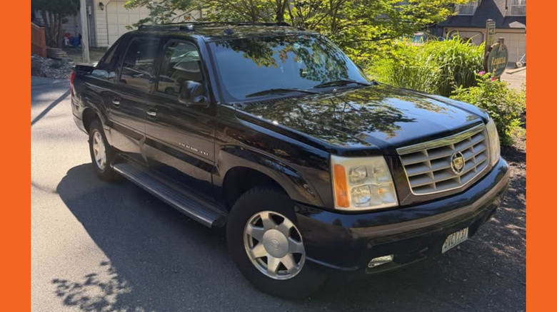 Чорний пікап Escalade EXT