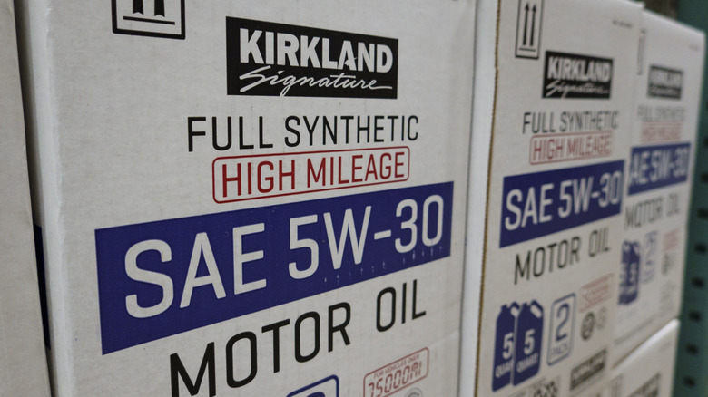 Каністри повної синтетичної моторної оливи Kirkland Signature виставлені в магазині Costco Wholesale.