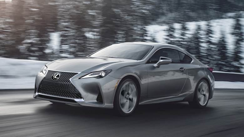 Передньо-боковий знімок сірого Lexus RC 2021 року