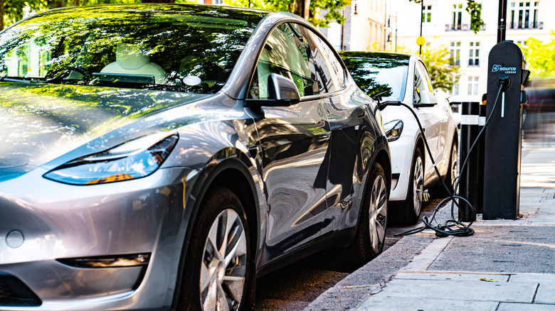 Електромобіль Tesla, підключений до публічної зарядної станції.