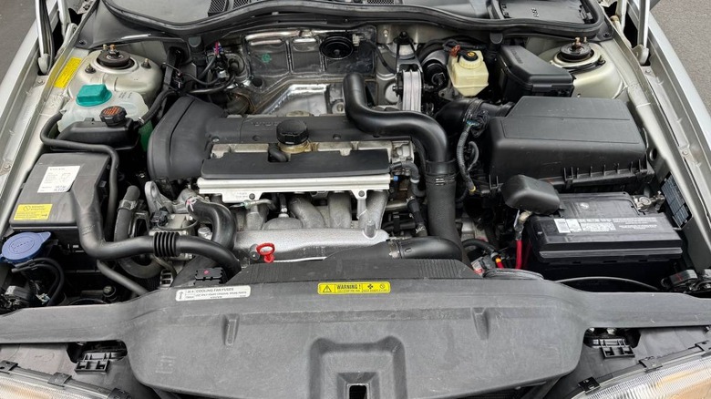 2000 Volvo V70 XC з відновленим техпаспортом, відсік двигуна