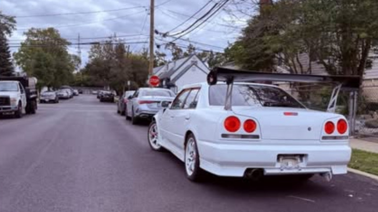Білий чотиридверний Nissan Skyline