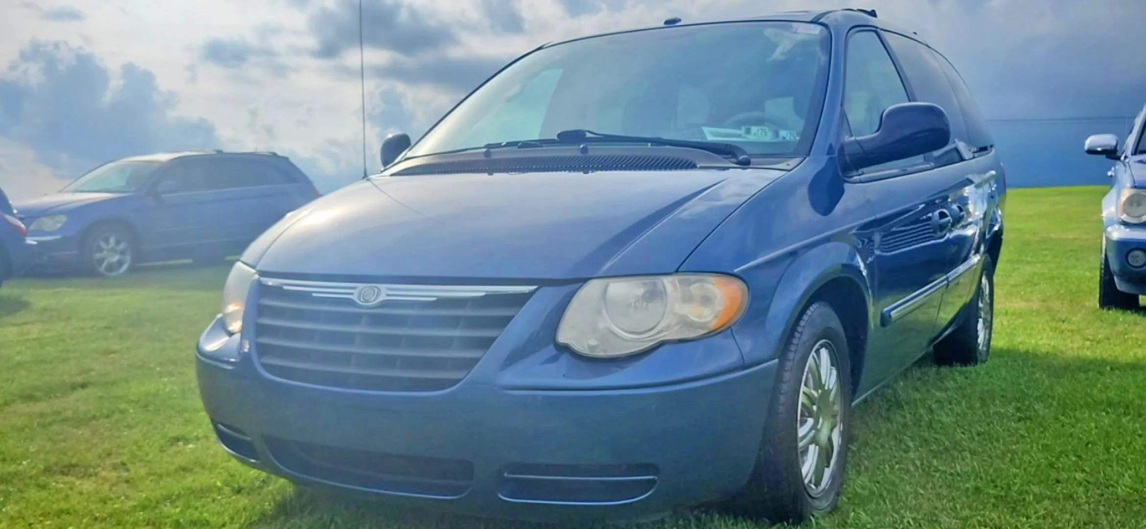 2007 Chrysler Town and Country у кольорі Marine Blue