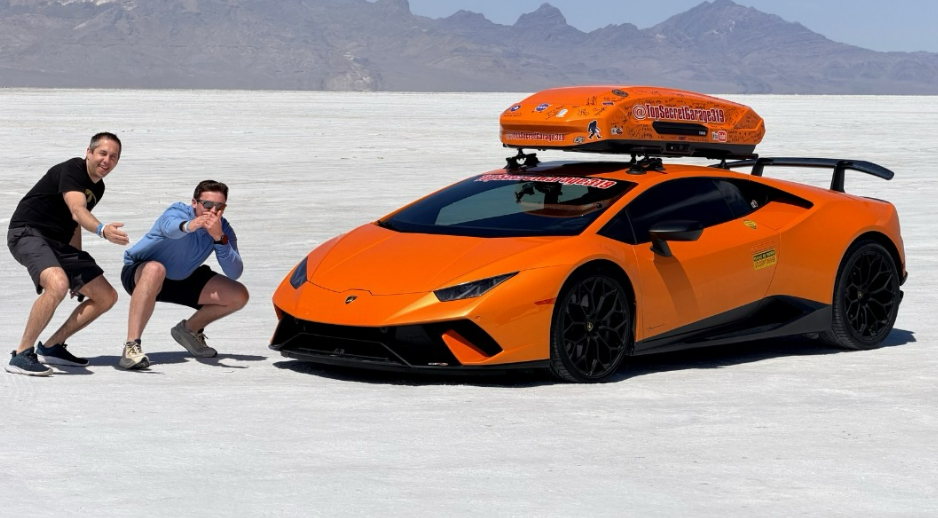 Діти сиділи в Lamborghini та отримували іграшкові машинки