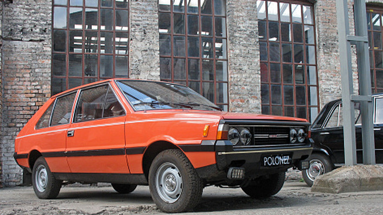 Старовинний FSO Polonez, припаркований перед будівлею.