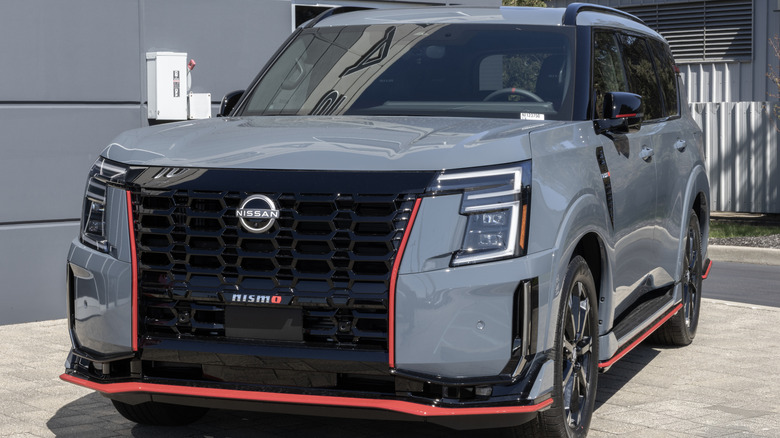 Сірий 2026 Nissan Armada NISMO, припаркований біля будівлі