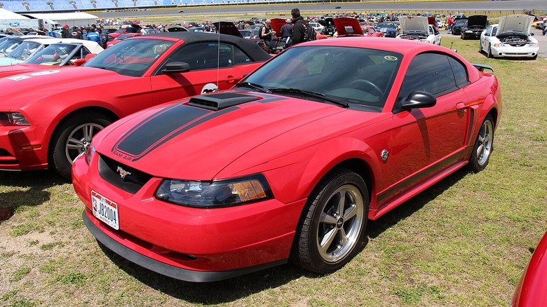 Передній ракурс 2003 Ford Mustang Mach 1