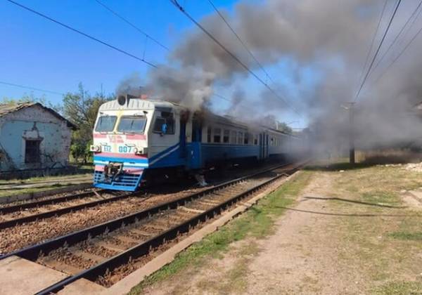 Окупанти обстріляли приміський потяг на Харківщині: є загиблі та поранені