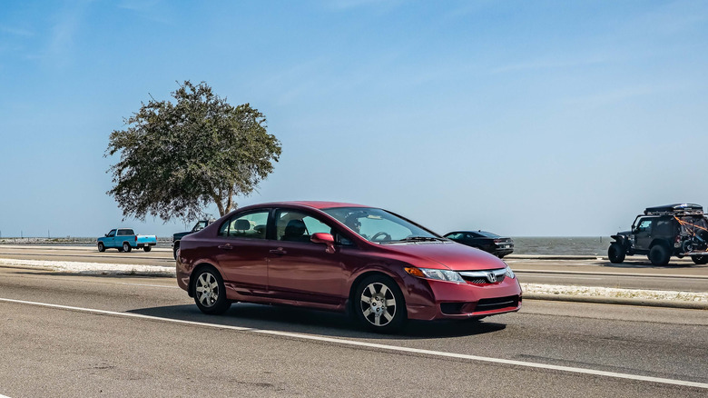 Седан Honda Civic LX-S 2009 року з широким кутом з передньої частини, на місцевому автошоу.