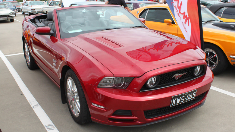Червоний Ford Mustang GT 5.0 Convertible 2013 року, вид спереду збоку.