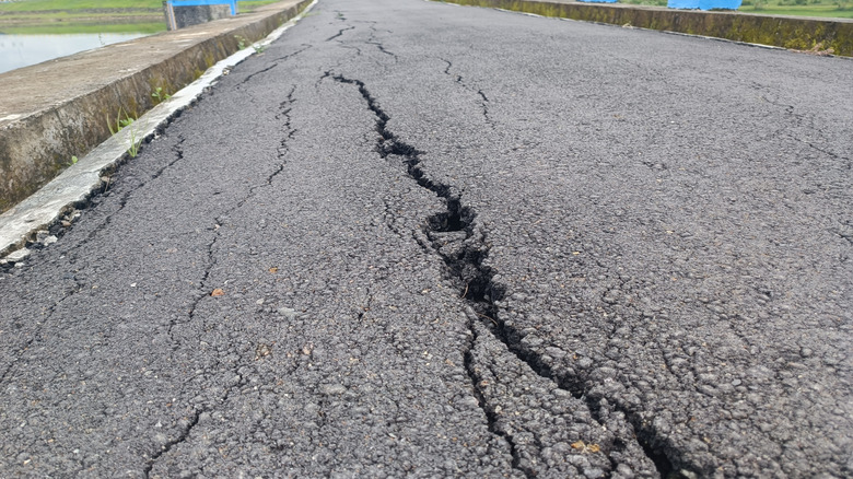 Тріснутий асфальт на мосту