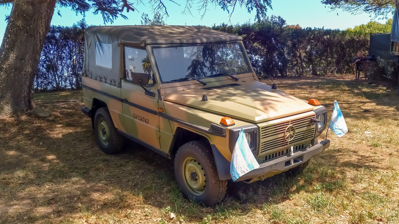 Зелений військовий Mercedes Benz Geländewagen 1970-х років, припаркований на виставці.