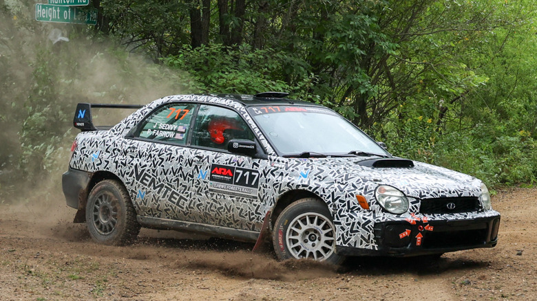 Водій Пітер Фарроу та штурман Джексон Седіві з Subaru Impreza 2002 року під номером 717 пропускають поворот на 12-й ділянці ралі Ojibwe Forests Rally 2025 року.