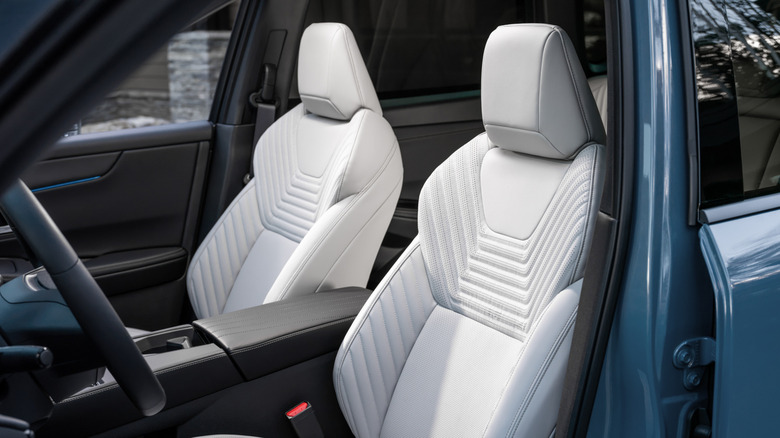 Передні сидіння Nissan Rogue Hybrid 2027 року