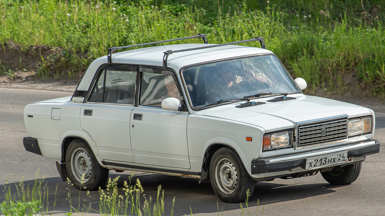Старовинна Lada Riva 2107 їде дорогою.