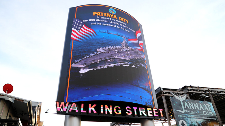 Цифровий білборд на Walking Street у Паттаї, Таїланд, вітає екіпаж USS Lincoln