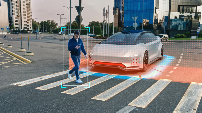 3D-рендер автономного автомобіля, що наближається до пішохідного переходу в міській місцевості та зупиняється перед пішоходом, який дивиться в телефон.