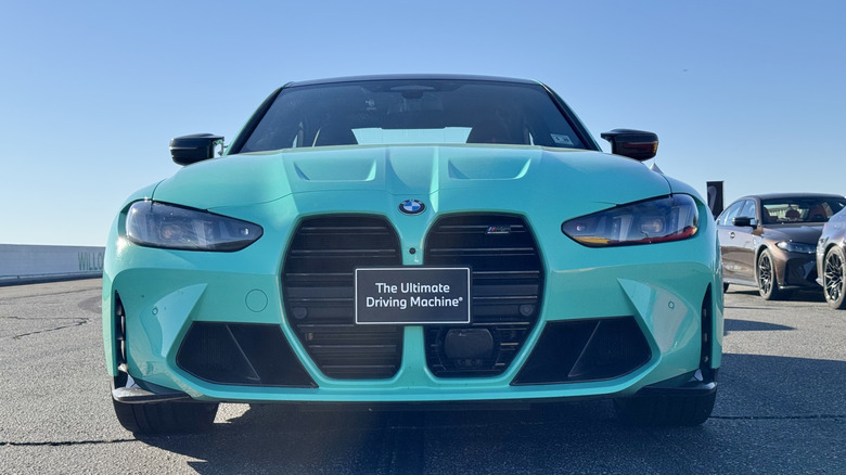 Фото крупним планом, анфас, подвійної решітки радіатора BMW M3 бірюзового кольору