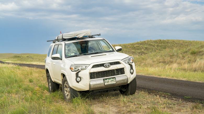 Toyota 4Runner з'їжджає з дороги на траву.