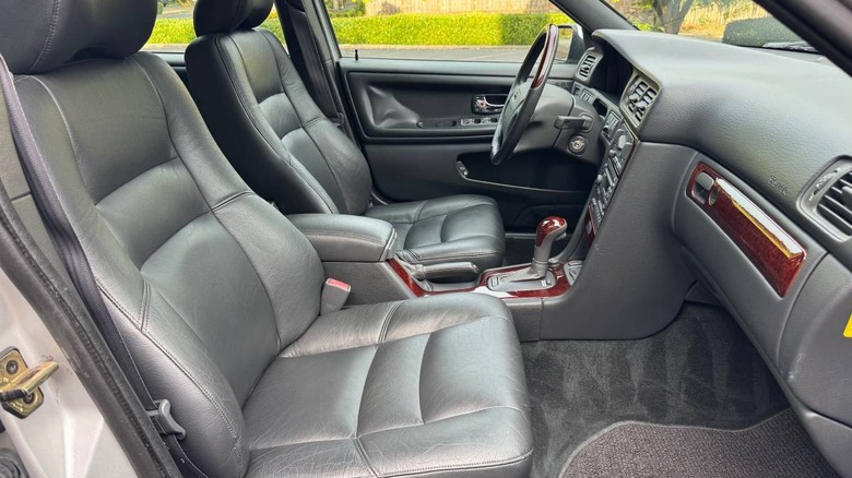 2000 Volvo V70 XC з відновленим техпаспортом, передня частина салону