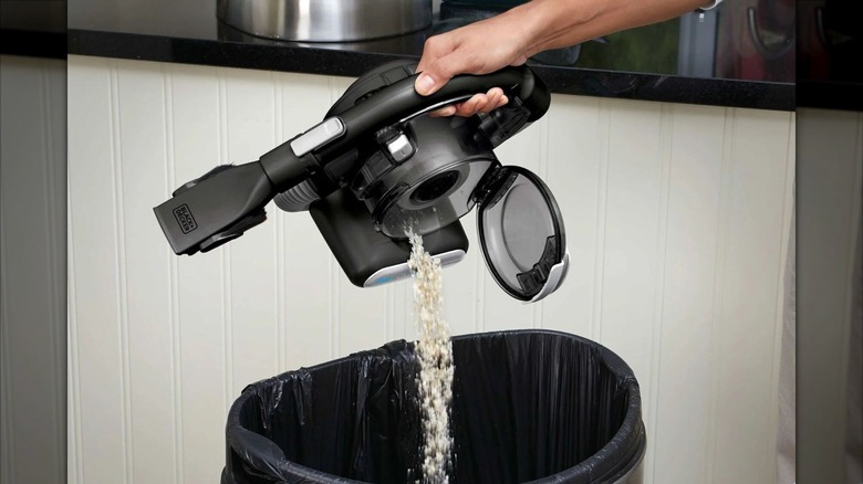 Великий пилозбірник Black and Decker DustBuster Flex легко відкривається і спорожняє сміття безпосередньо в сміттєвий бак.