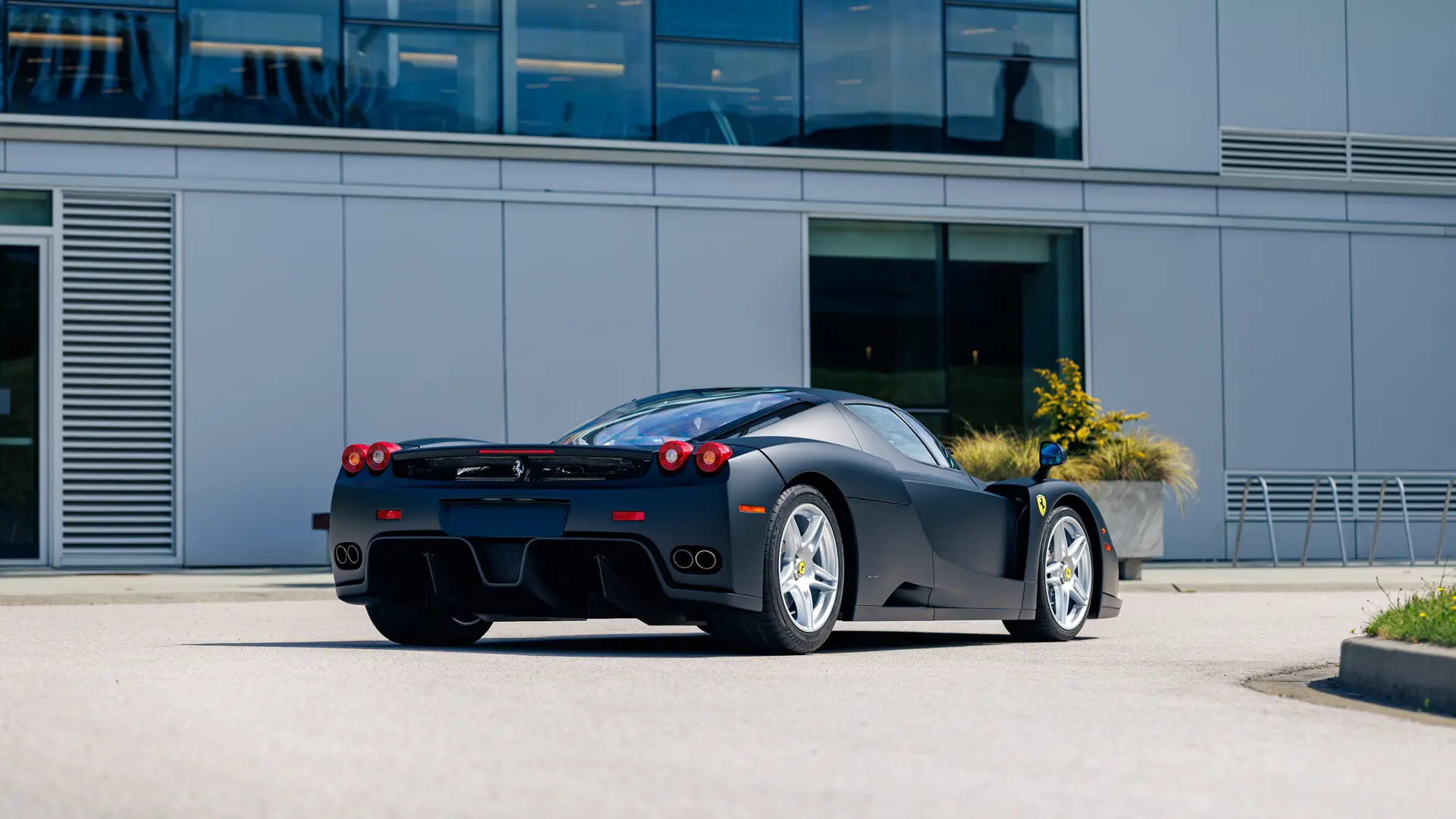 Ferrari Enzo в матовому чорному кольорі