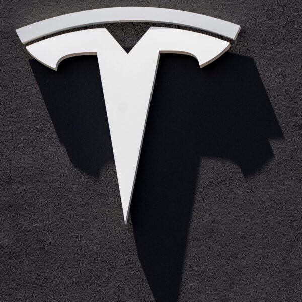 Чоловік жорстоко поводився з екс-партнеркою, використовуючи функцію Tesla для її переслідування