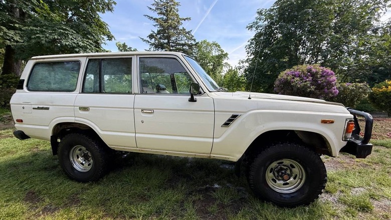 Toyota Land Cruiser 1983 року з двигуном SBC, вид збоку.