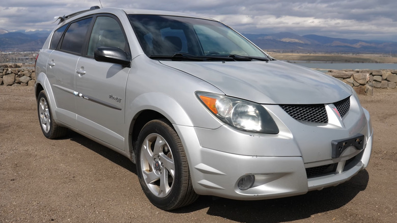 Сріблястий хетчбек Pontiac Vibe GT першого покоління, припаркований на відкритій мальовничій оглядовій площадці.