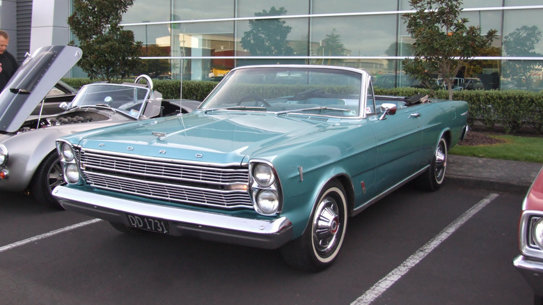 Синій Ford Galaxie 1966 року на відкритій парковці