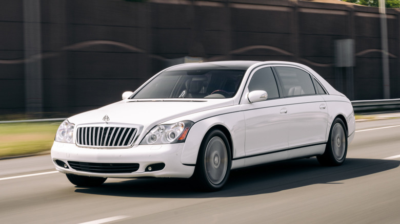 Білий Maybach 62S їде по трасі