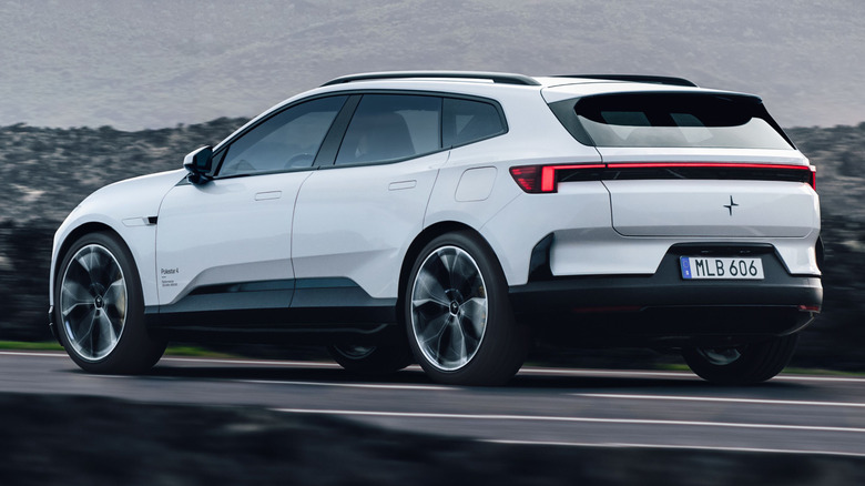 Задній вигляд білого позашляховика Polestar 4