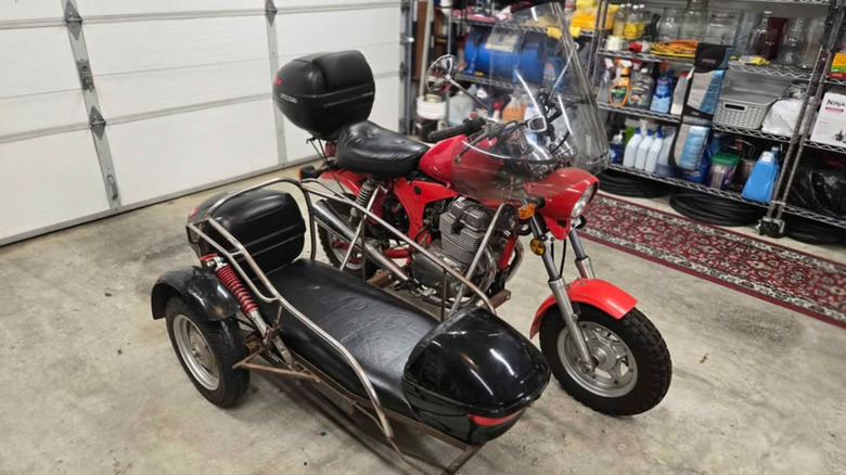Червоний кастомний мотоцикл Honda з чорним коляскою