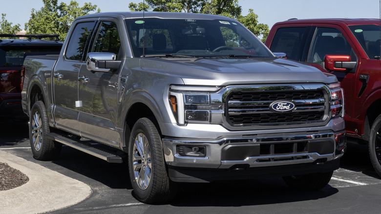 Ford F-150 2026 року на парковці дилерського центру.