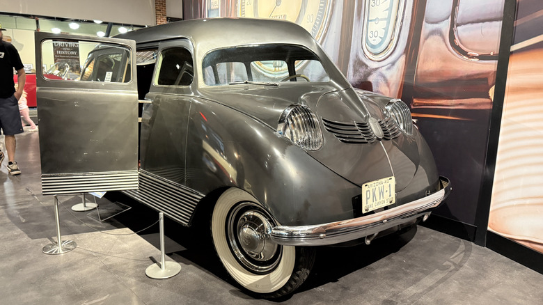Сірий, нереставрований Stout Scarab на виставці в Gilmore Car Museum в Гікорі Корнерс, штат Мічиган.