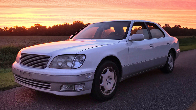 Білий Lexus LS400 припаркований на заході сонця.