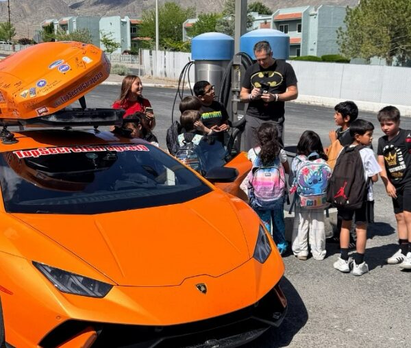 Lamborghini Huracán Performante: 4000 миль з тисячею Hot Wheels у багажнику на даху