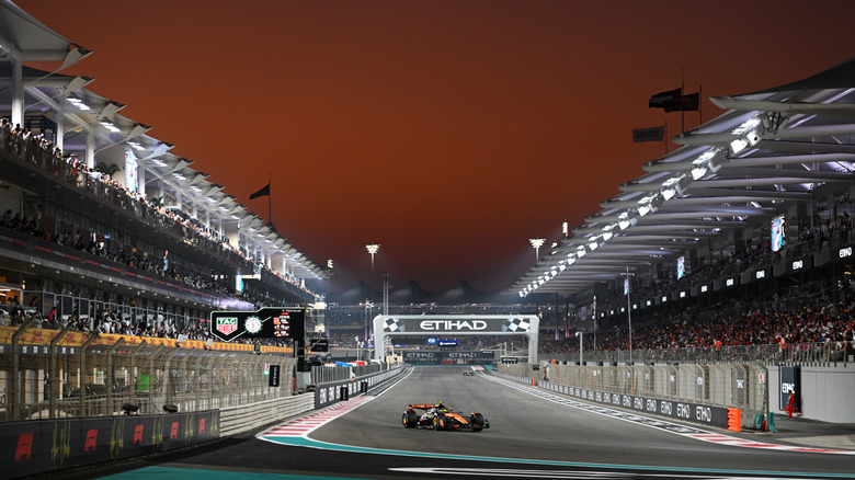 Ландо Норріс з Великої Британії керує болідом (4) McLaren MCL39 Mercedes на трасі під час Гран-прі Абу-Дабі Формули-1 на трасі Яс Марина 7 грудня 2025 року в Абу-Дабі, Об'єднані Арабські Емірати.