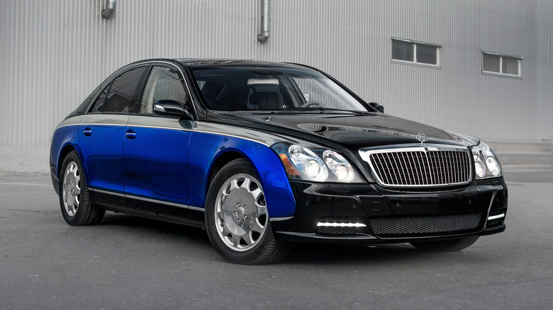 Триколірний синьо-чорний Maybach 57, вид спереду справа в 3/4