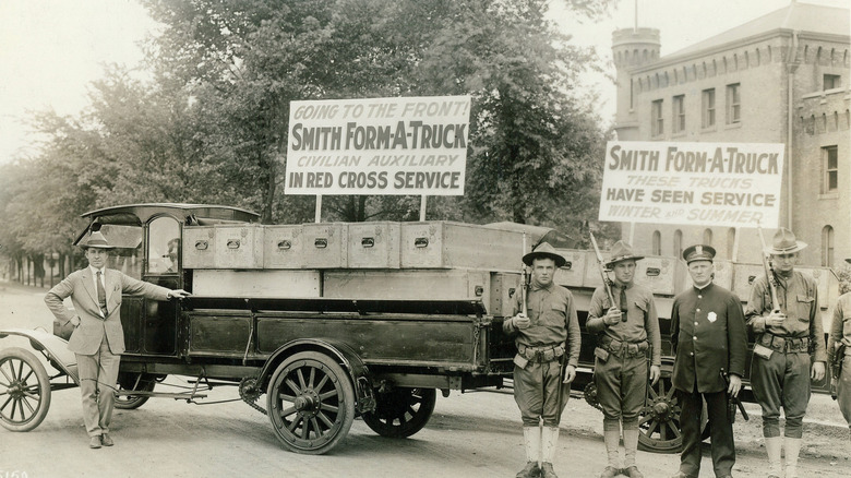 Чорно-біла фотографія Smith Form-A-Truck