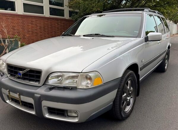 Volvo V70 XC 2000 року: чи вартий цей красень своїх $4700 попри один недолік?