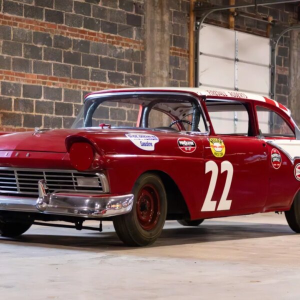 Легендарний Ford Fairlane 1957 року: коли NASCAR перегони були справді чесними